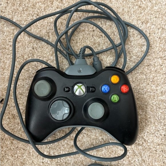 Set of four Xbox controllers, great condition. - Picture 2 of 5